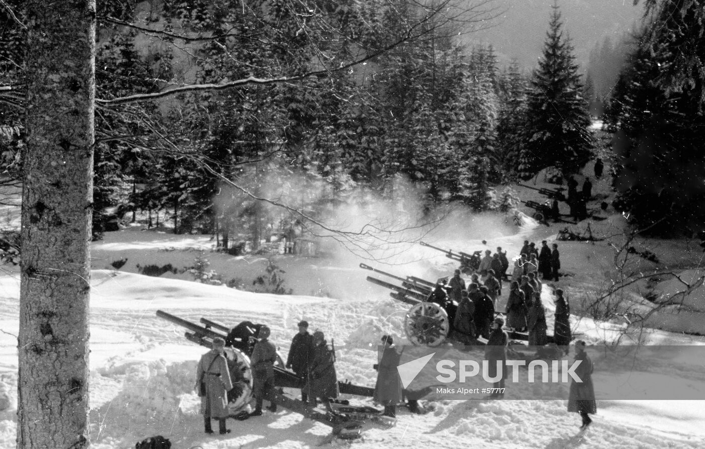 GUNS ARTILLERYMEN