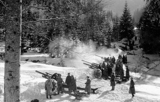 GUNS ARTILLERYMEN