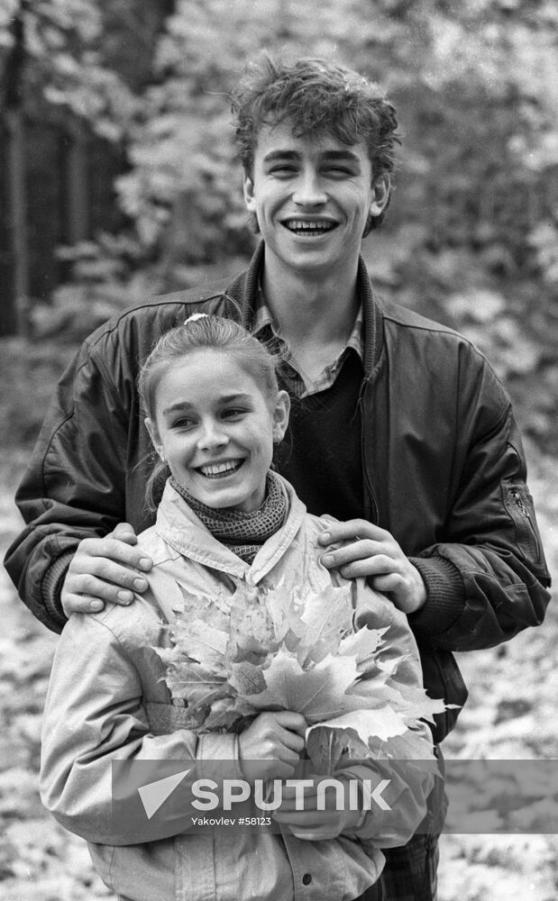 GORDEYEVA GRINKO FIGURE SKATERS WALK