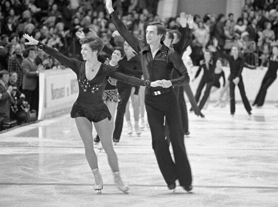 PAKHOMOVA GORSHKOV FIGURE SKATERS 