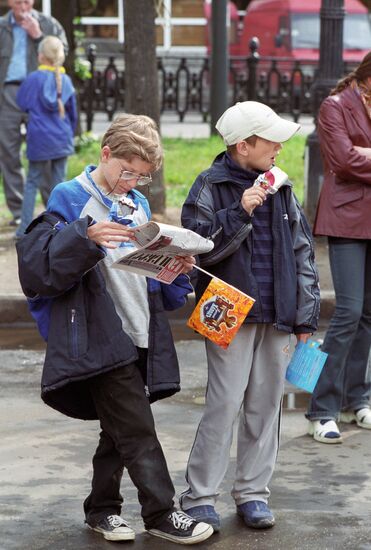 MOSCOW STOP BOY ICE CREAM NEWSPAPER