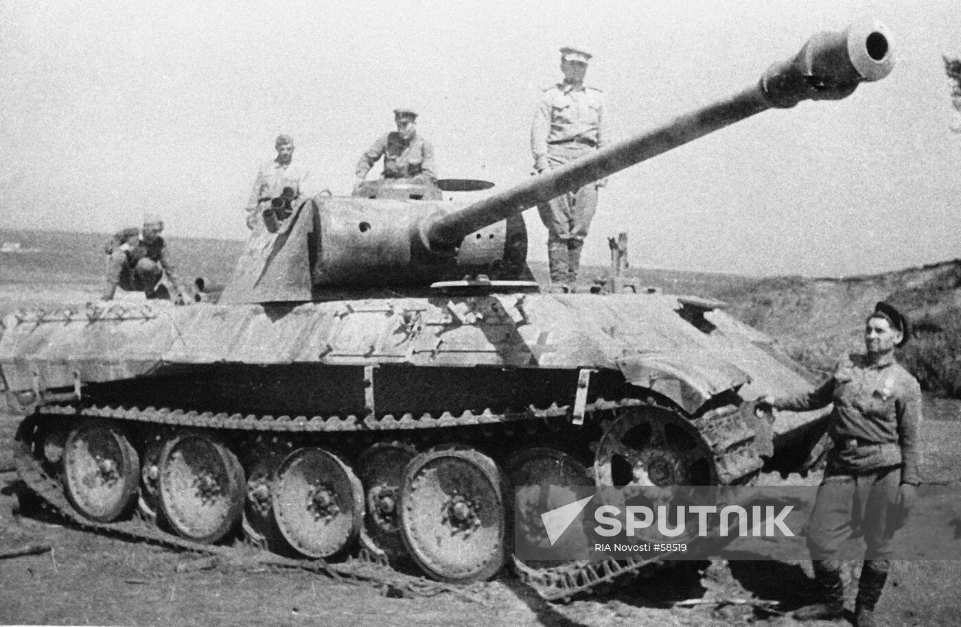 SECOND WORLD WAR KNOCKED OUT GERMAN TANK 