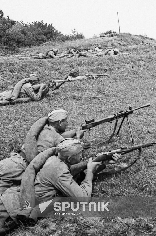 SOLDIERS BATTLE MACHINE-GUN WWII
