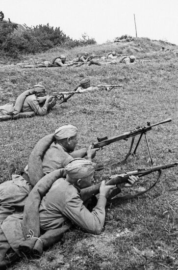 SOLDIERS BATTLE MACHINE-GUN WWII