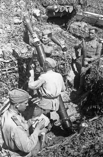 MORTAR GUNNER FIRE WWII