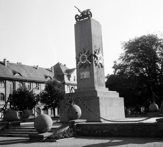 MONUMENT TO SOLDIERS WWII