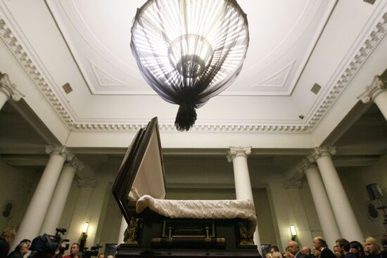 Funeral service for physicist Vitaly Ginzburg
