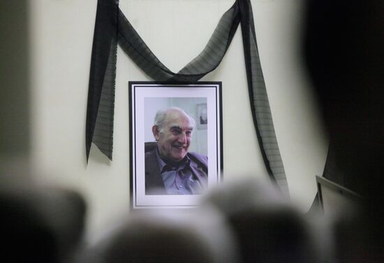 Funeral service for physicist Vitaly Ginzburg