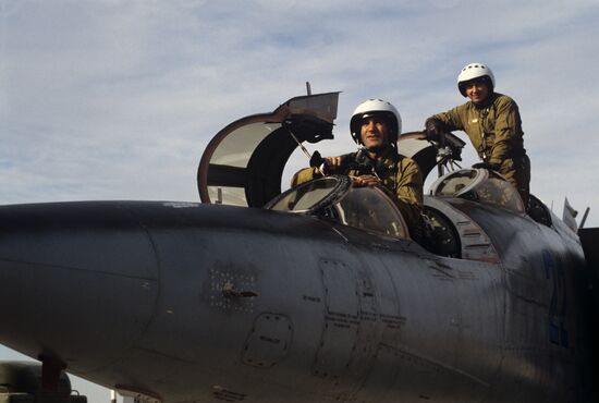 Test pilots Rimantas Stankevicius, Ural Sultanov