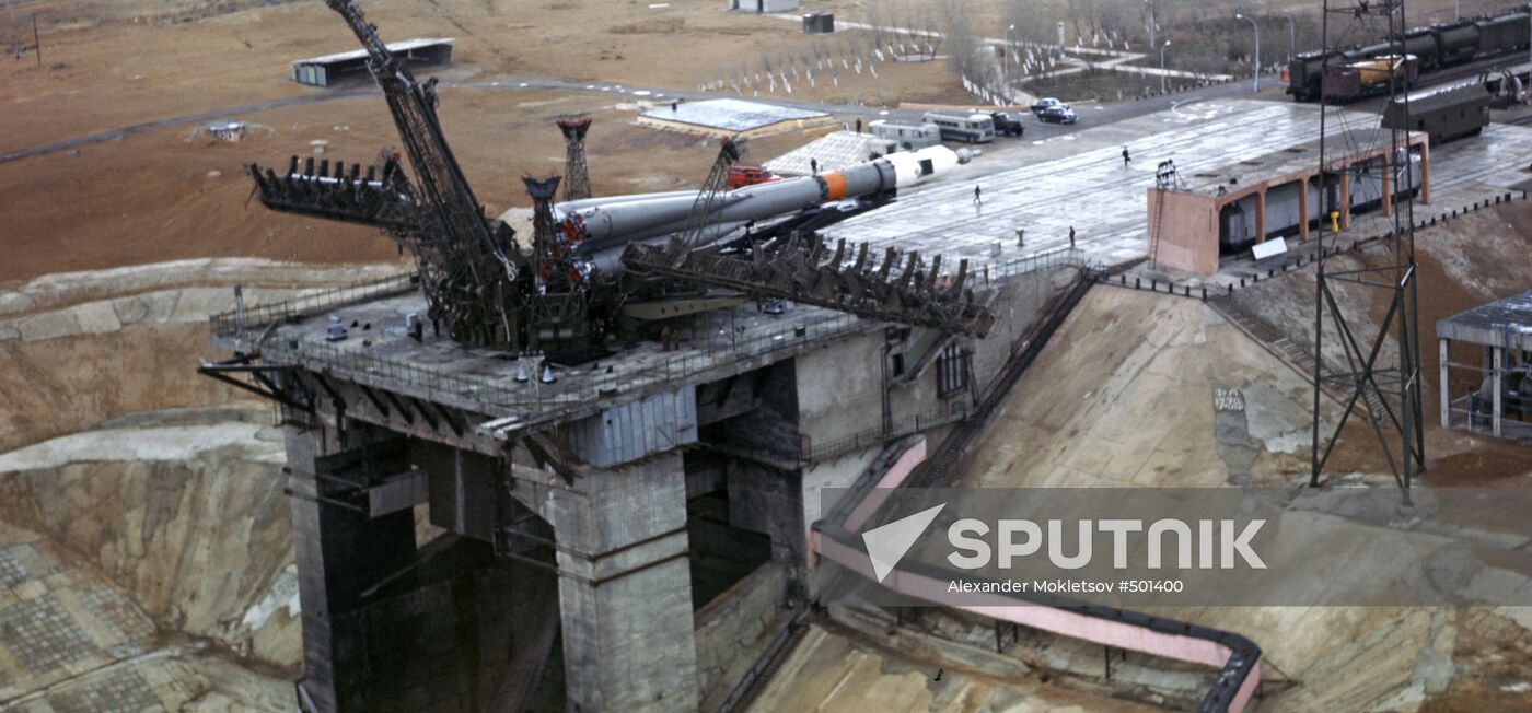 Installation of boost rocket and spaceship Soyuz-10