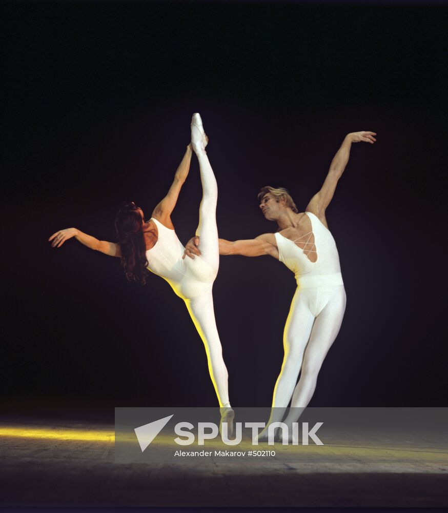 Yekaterina Maksimova and Vladimir Vasilyev performing on stage