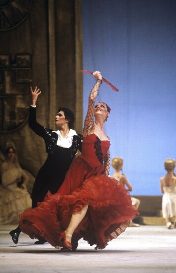 Ilzė Liepa and Alexander Valuyev perfroming on stage