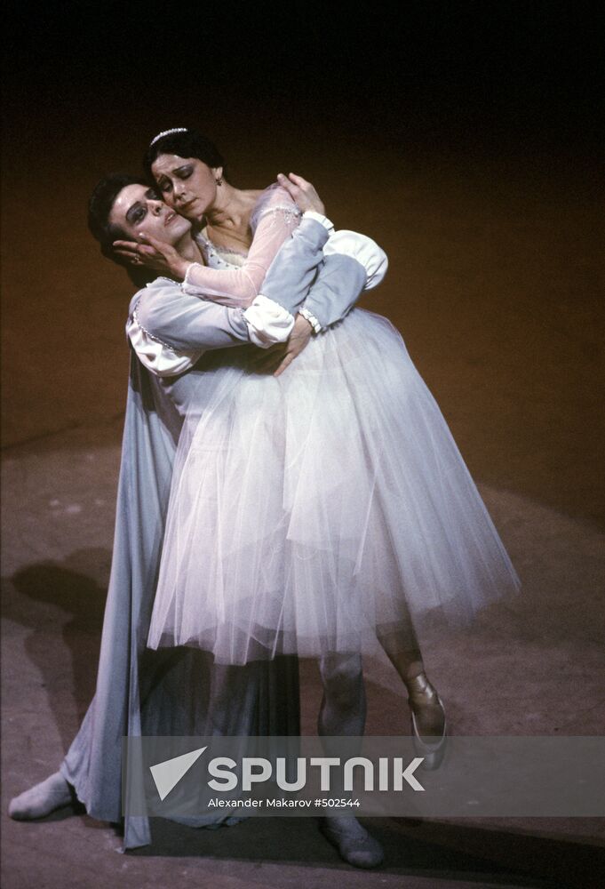 Nadezhda Pavlova and Alexander Bogatyryov performing on stage
