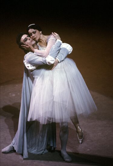 Nadezhda Pavlova and Alexander Bogatyryov performing on stage
