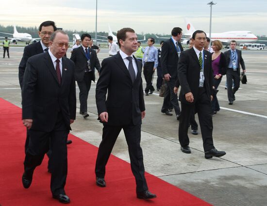 Dmitry Medvedev arrives for APEC summit in Singapore