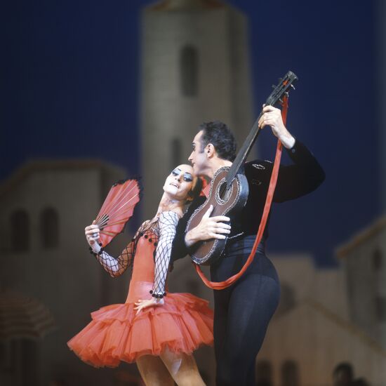 Natalya Bessmertnova and Vladimir Tikhonov performing on stage