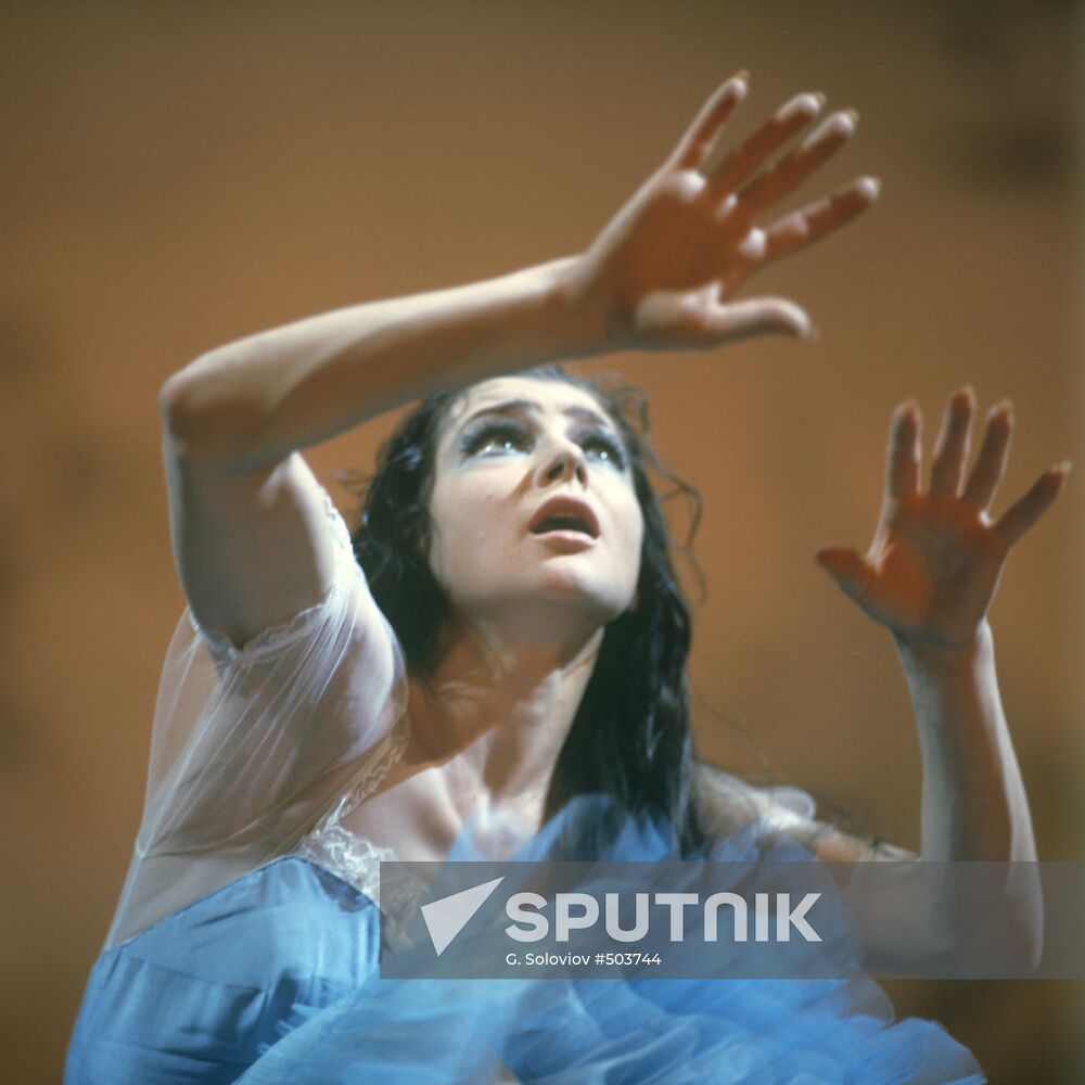 Yekaterina Maksimova performing on stage