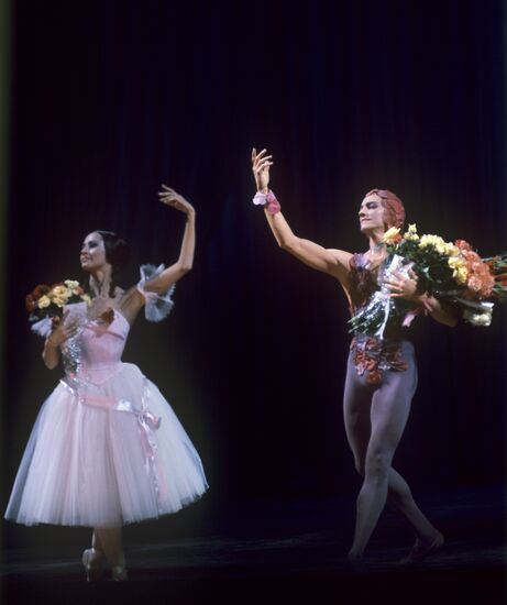 Natalya Bessmertnova and Māris Liepa performing on stage