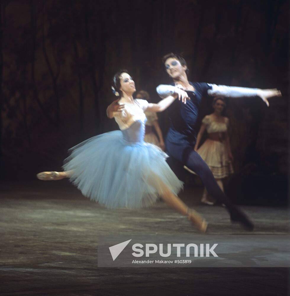 Marina Kondratyeva and Māris Liepa performing on stage