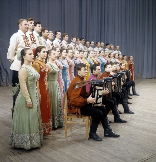 Singers and musicians of Ural State Russian Folk Choir