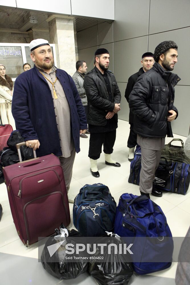 Chechen pilgrims leaving Grozny