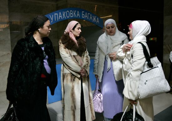 Chechen pilgrims leave Grozny