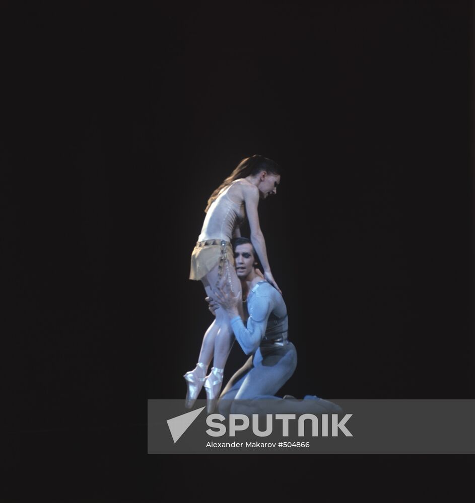 Nina Sorokina and Yury Vladimirov performing on stage