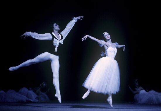 Natalya Bessmertnova and Alexei Fadeichev performing on stage