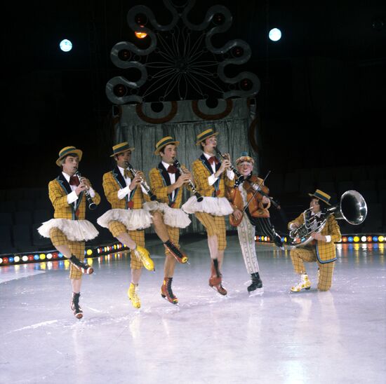 Musical clownade act