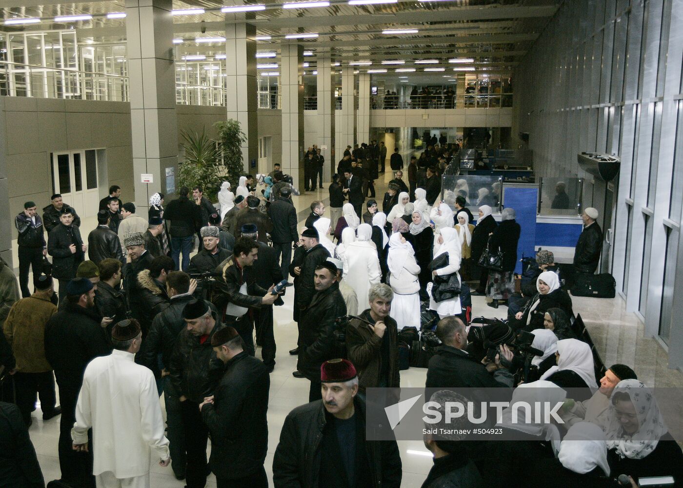 Chechen pilgrims leave Grozny