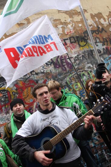 Defending Tsoi Wall in Moscow