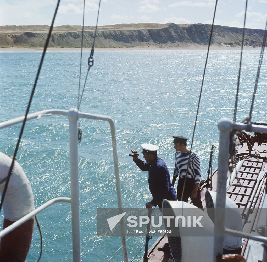 Sailor looking at Barsa-Kelmes island