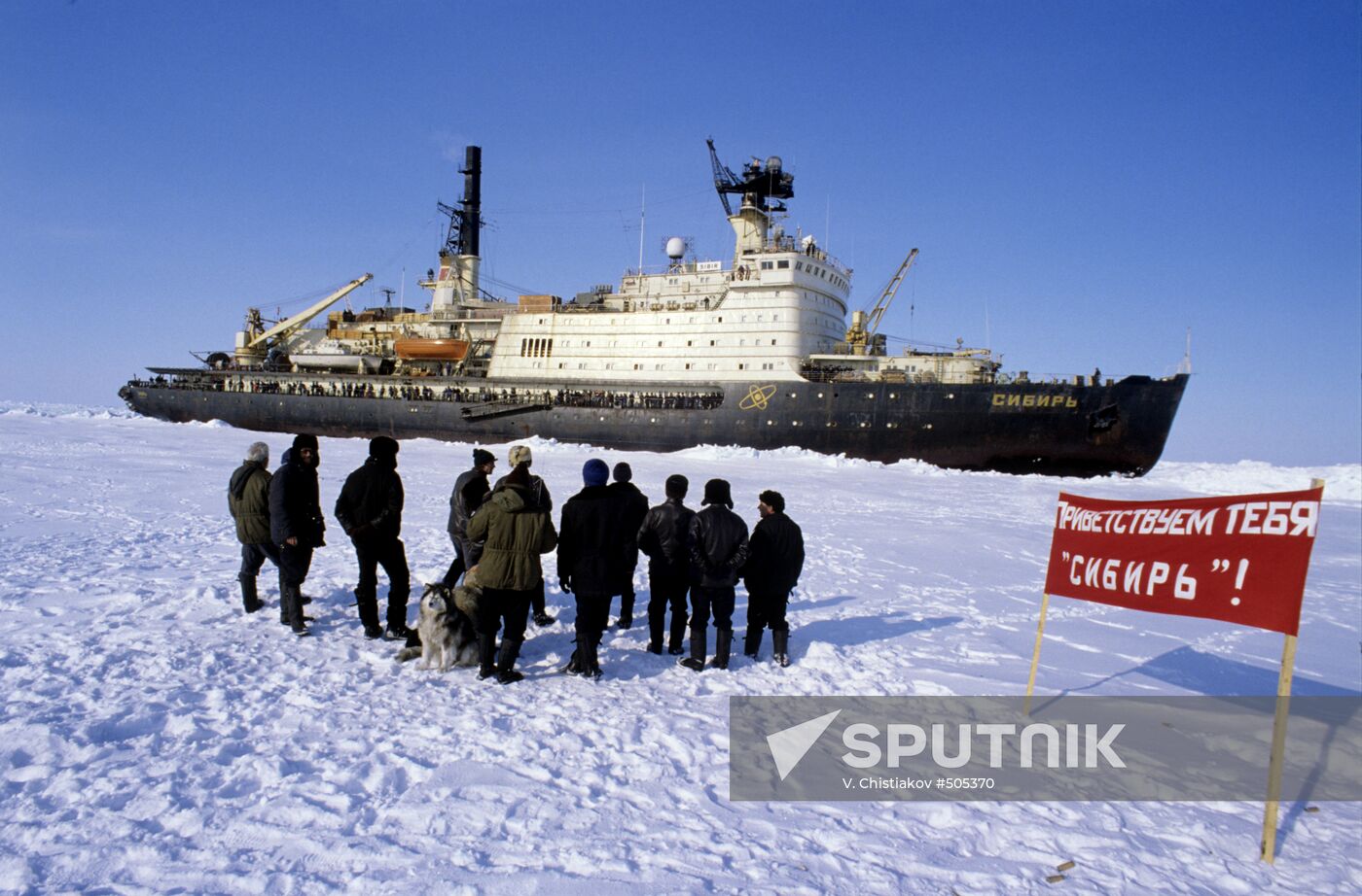Polar explorers meet icebreaker "Sibir"