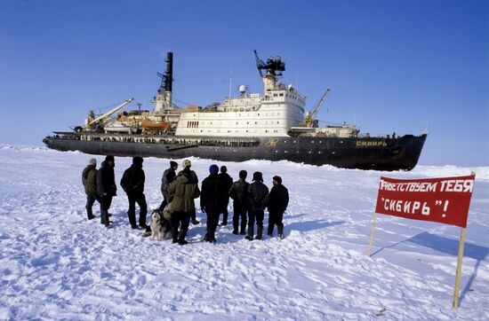 Polar explorers meet icebreaker "Sibir"