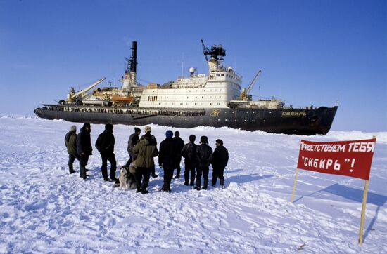 Polar explorers meet icebreaker "Sibir"