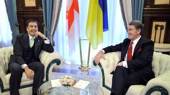 Presidents Mikhail Saakashvili, Viktor Yushchenko meet