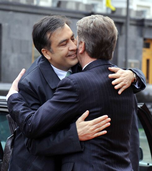 Presidents Mikhail Saakashvili, Viktor Yushchenko meet