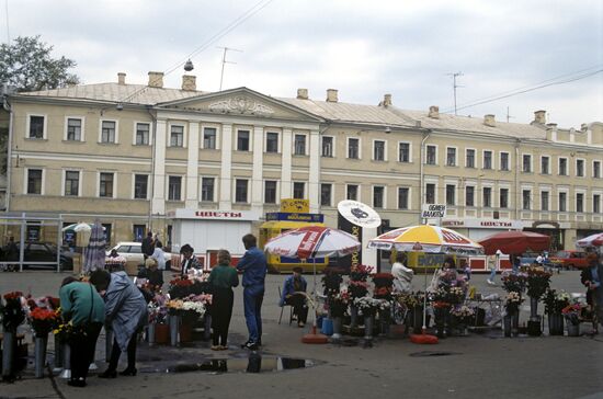 Selling flowers on Pyatnitskaya Street