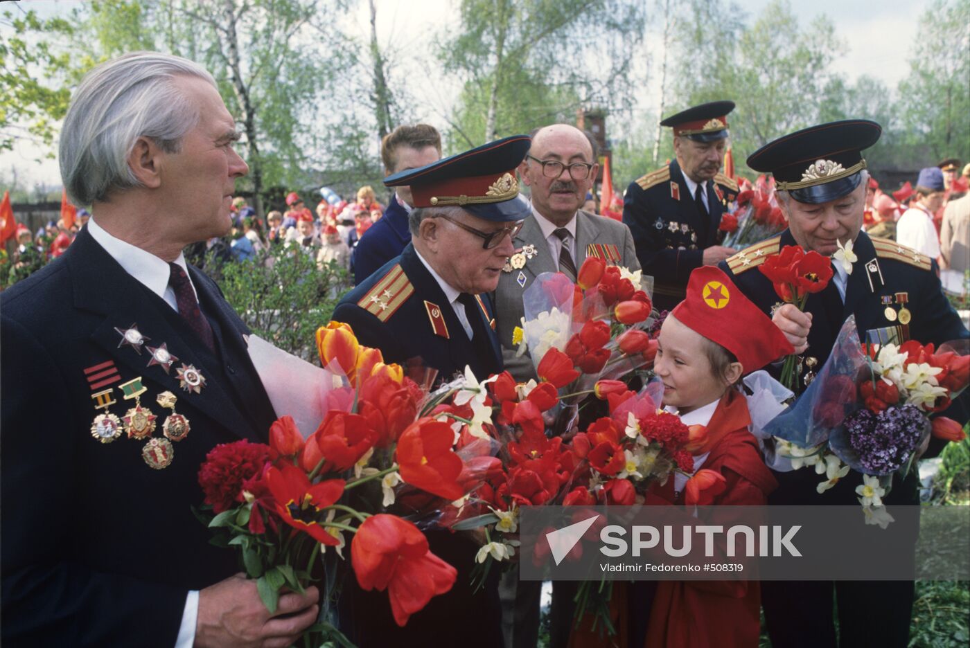 Pioneers Congratulate War Veterans on Victory Day