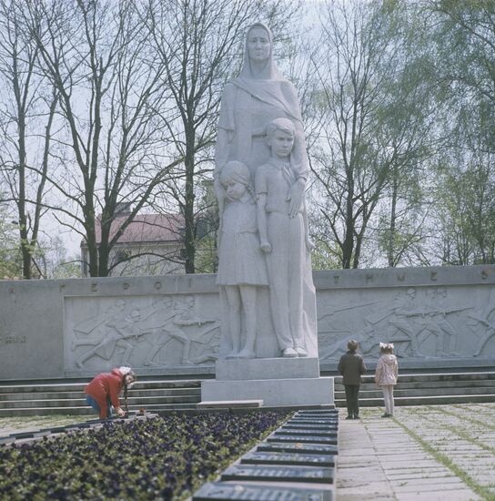 Sculpture of mother with children