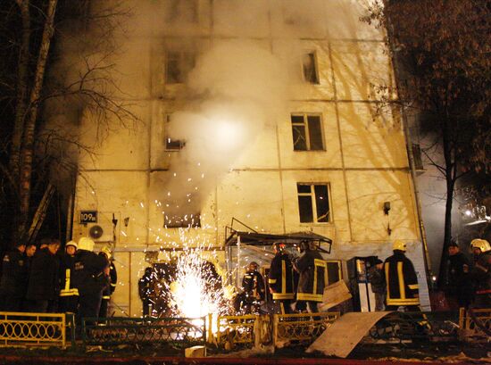 Gas explosion sets Moscow apartment house on fire