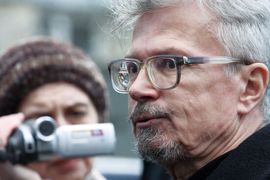 Eduard Limonov released from jail after arrest