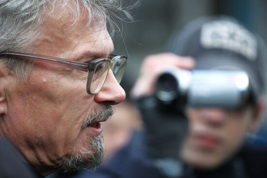 Eduard Limonov released from jail after arrest