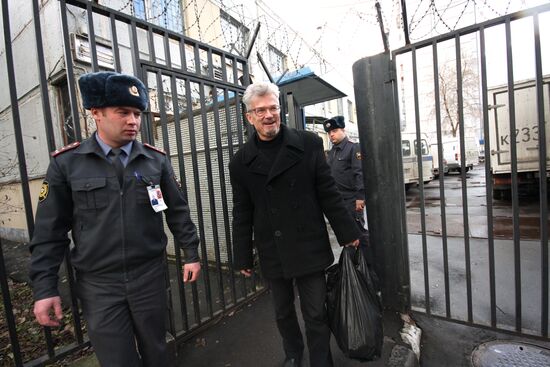 Eduard Limonov released from jail after arrest