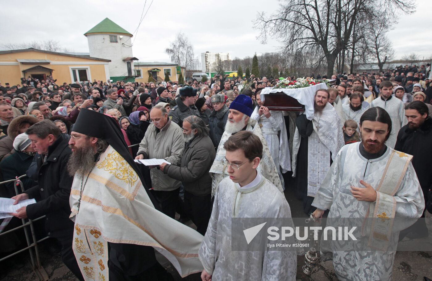 Funeral procession of priest Daniil Sysoyev