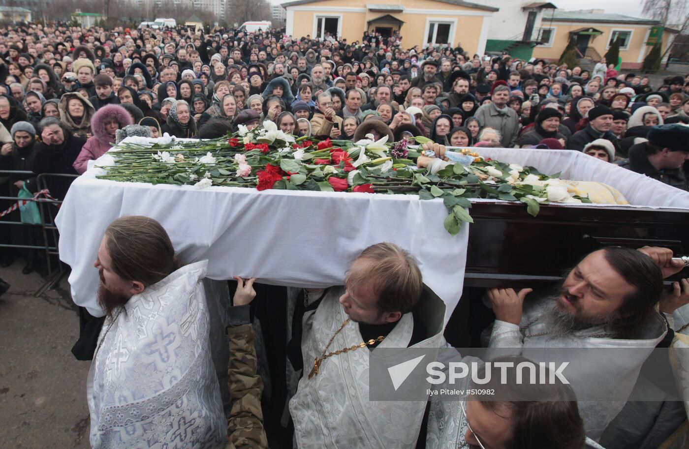 Funeral procession of priest Daniil Sysoyev