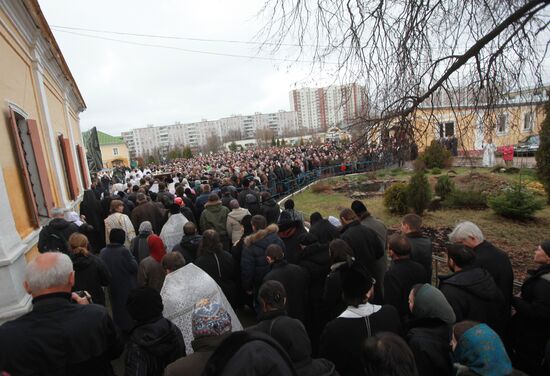 Funeral procession of priest Daniil Sysoyev