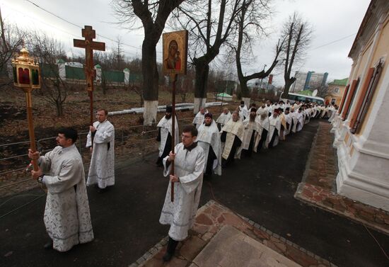 Funeral procession of priest Daniil Sysoyev