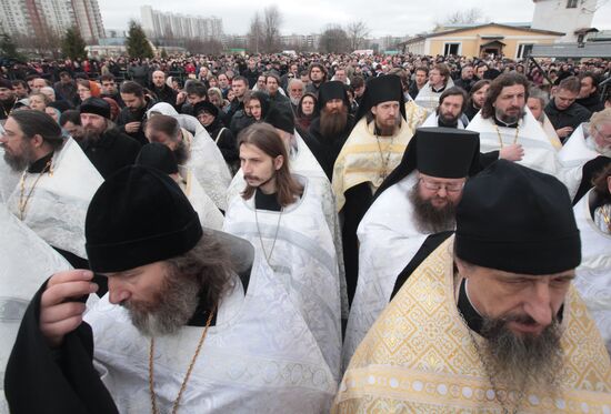 Funeral procession of priest Daniil Sysoyev