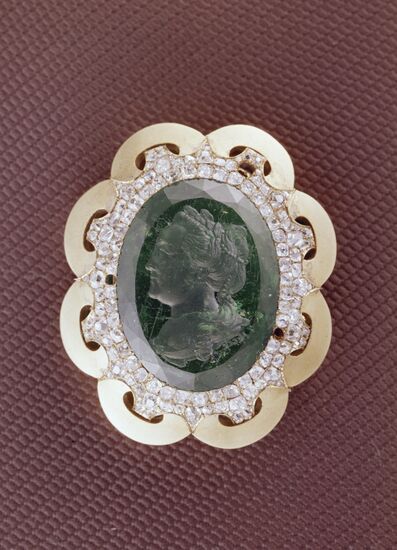 Cameo brooch